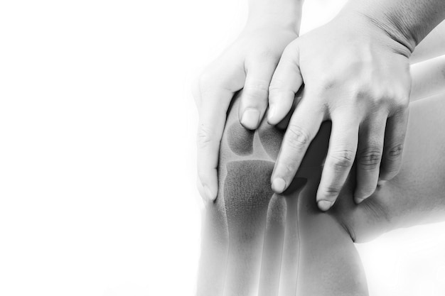 Blessure au genou humain Douleur au genou Douleur articulaire Personne médicale mettant en évidence le ton noir et blanc sur le genou
