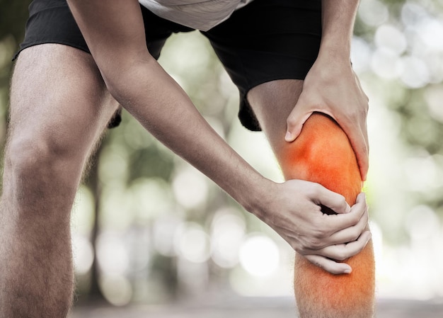 Photo blessure aux jambes douleurs aux mains et aux genoux au parc après une séance d'entraînement ou un accident d'exercice fitness sportif et homme ou coureur souffrant d'inflammation de la fibromyalgie ou d'arthrite après avoir fait de la course ou du jogging