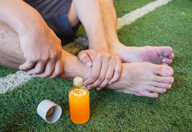 Photo blessure à la cheville d'un joueur de football, blessures sportives.