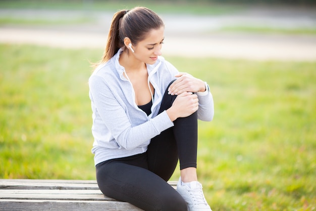 Blessure à la jambe, femme souffrant de douleur dans la jambe après l'entraînement