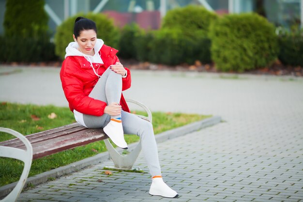 Blessure de jambe. Femme souffrant de douleur dans la jambe après l'entraînement