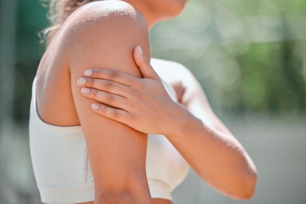 Blessure sportive douleur au bras et main d'athlète femme tenant un muscle après un accident sportif ou une élongation en plein air