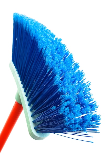 Le bleu brosse le sol