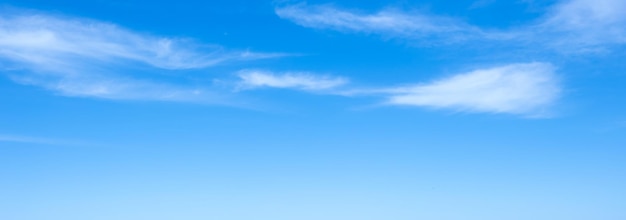 Photo bleu ciel avec fond de nuage blanc. bannière