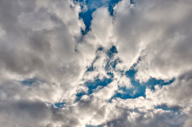 Bleu foncé avec ciel nuageux