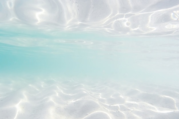 bleu fond de mer ou océan fond flou sous l&#39;eau