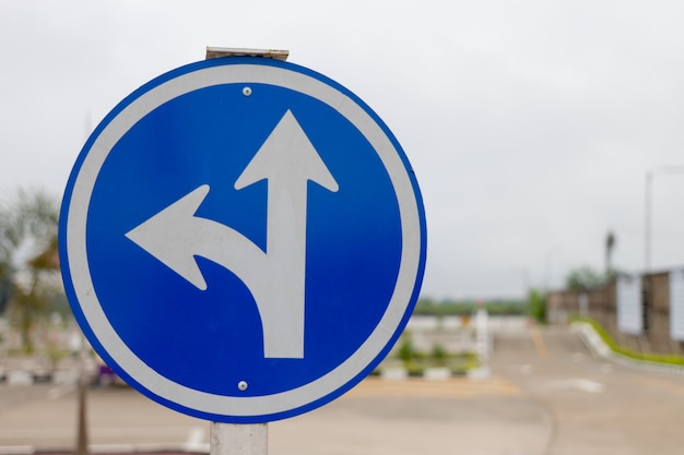 Photo bleu trois signes distincts et flou en arrière-plan