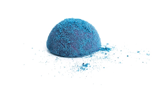 Bleu, truffe de bonbons au chocolat isolée.