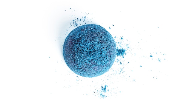 Bleu, truffe de bonbons au chocolat isolée.