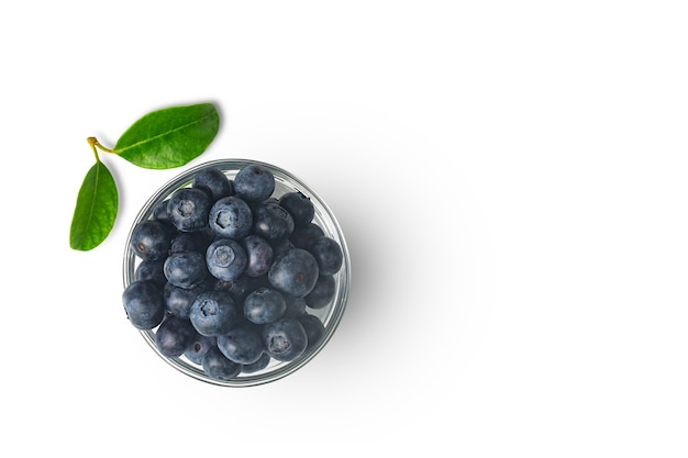 Bleuets biologiques dans un bol transparent isolé sur fond blanc avec feuille