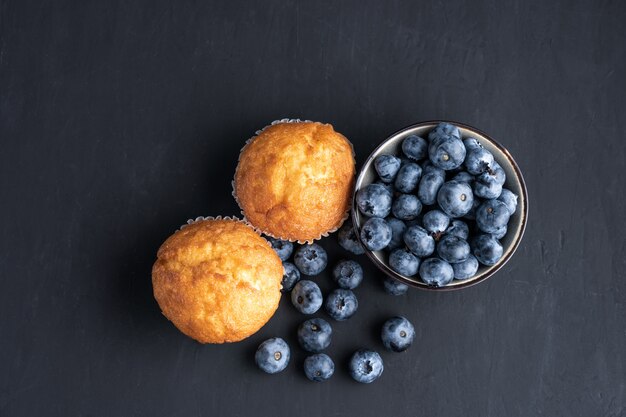 bleuets biologiques à l'intérieur d'un bol avec des muffins