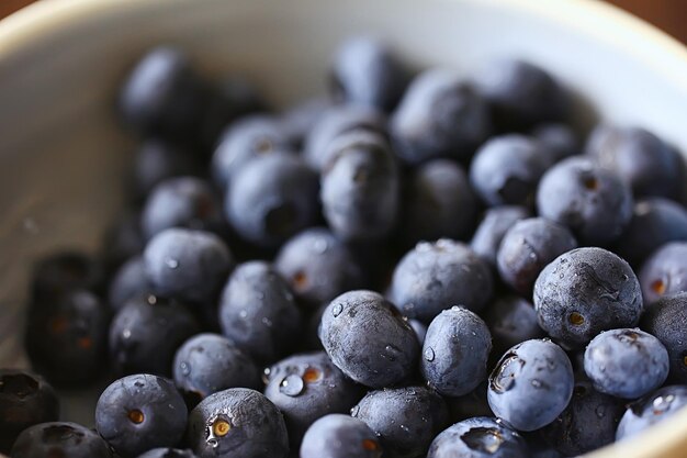 bleuets dans une assiette sur le fond de la table