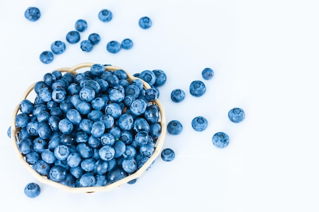 bleuets dans un panier en bambou sur fond blanc