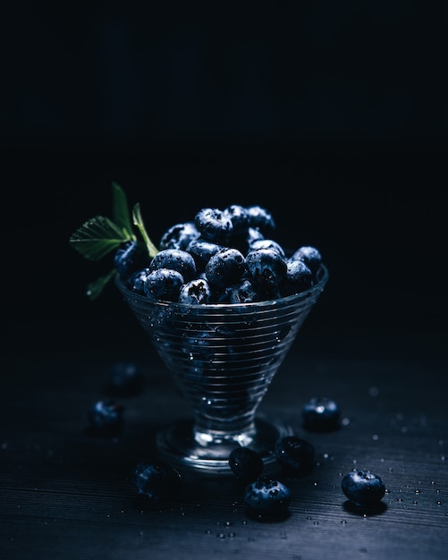 Bleuets dans un verre isolé sur fond noir