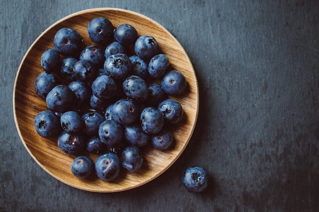 Bleuets sur fond sombre sur une assiette