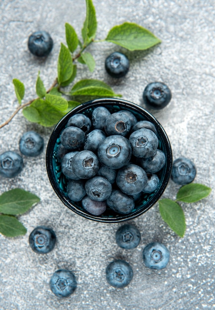 Bleuets fraîchement cueillis sur un fond de béton. Concept pour une alimentation saine