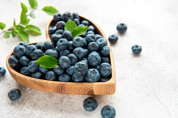 Bleuets fraîchement cueillis sur un fond de béton. Concept pour une alimentation saine