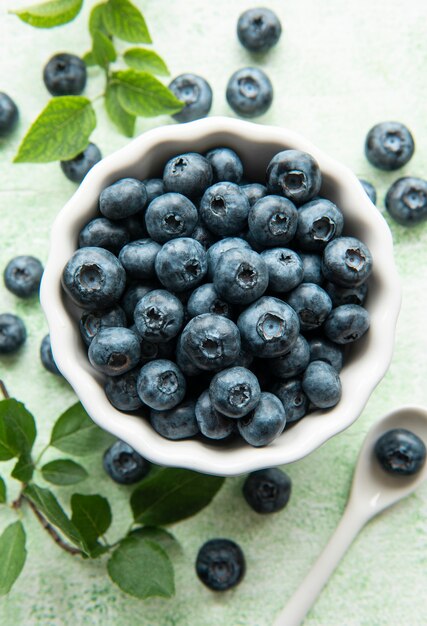 Bleuets fraîchement cueillis sur un fond en bois. Concept pour une alimentation saine