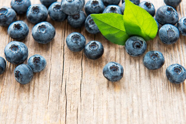 Bleuets fraîchement cueillis sur une table en bois rustique. Concept pour une alimentation saine