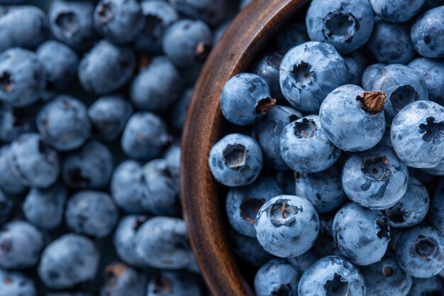 Bleuets frais dans un bol en bois