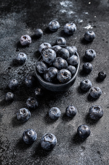 Bleuets frais dans un bol en céramique