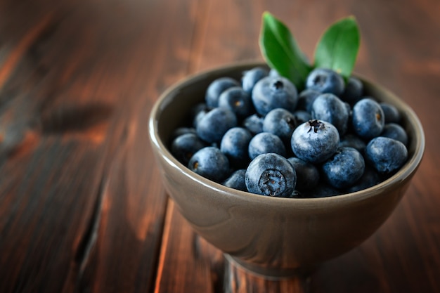 Bleuets frais dans un bol sur la table