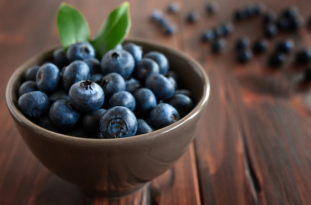 Bleuets frais dans un bol sur la table