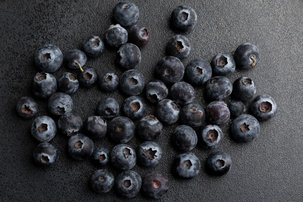 des bleuets frais délicieux sur une assiette sombre des baies rouges