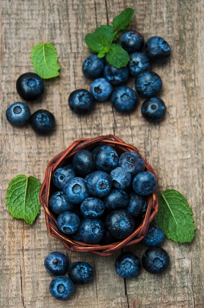 Bleuets frais sur une table