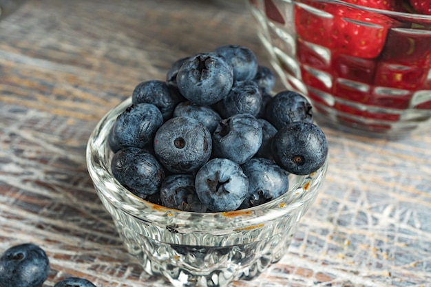 Des bleuets et des fraises sont préparés pour le petit-déjeuner. Alimentation équilibrée