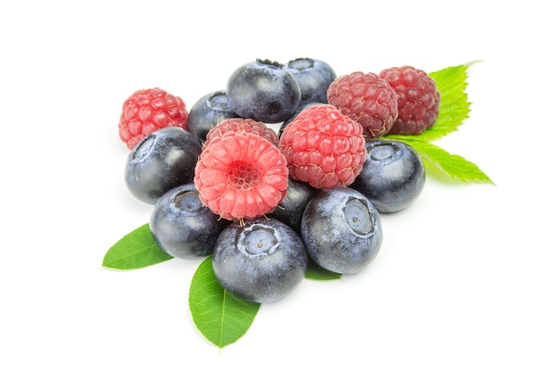 Bleuets et framboises isolés sur découpe blanche.