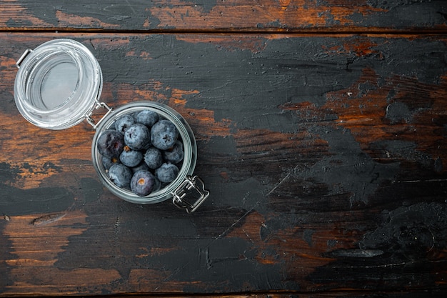 Bleuets mûrs dans un bocal en verre