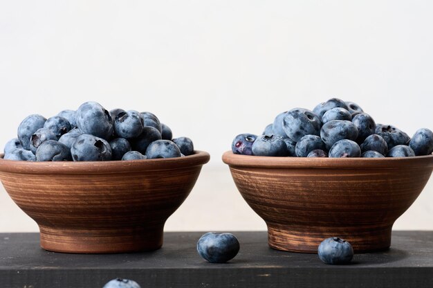 Des bleuets mûrs dans un bol sur la table des baies saines et savoureuses