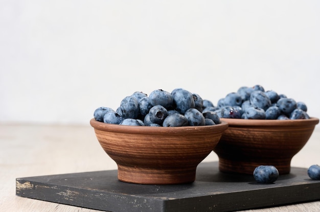 Des bleuets mûrs dans un bol sur la table des baies saines et savoureuses