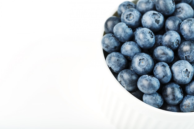 Bleuets mûrs frais dans un bol blanc