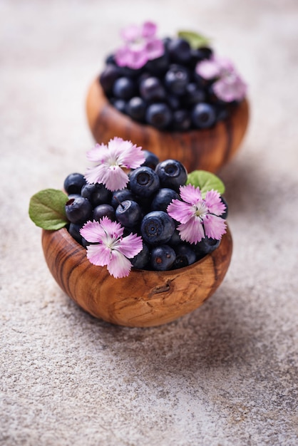 Bleuets mûrs frais dans un bol en bois