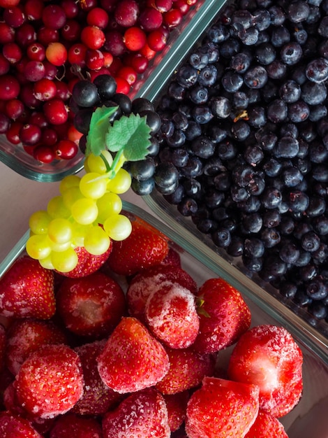 Bleuets mûrs fraises raisinsVue d'arrière-plan mélange de baies de divers été frais