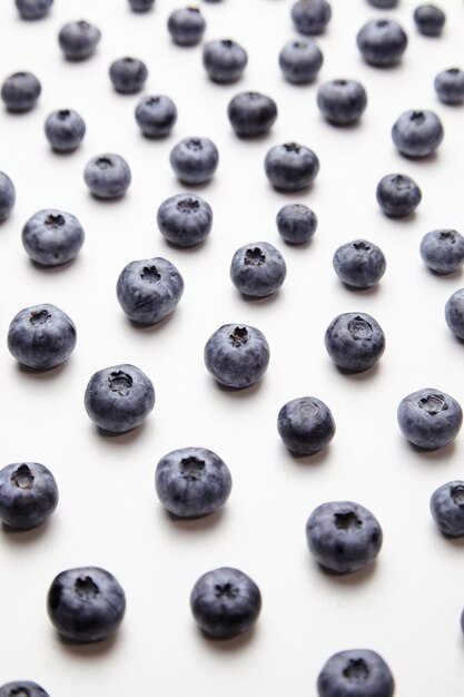 Bleuets avec des ombres sur la table blanche libre