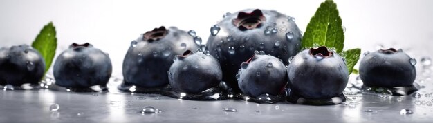 Bleuets sur une table avec des gouttelettes d'eau