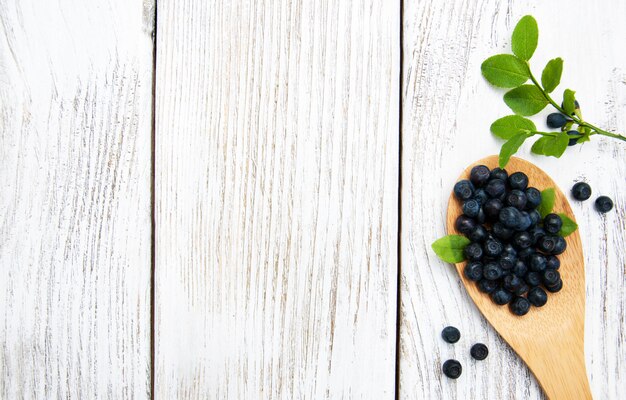 Bleuets sur un vieux plancher en bois