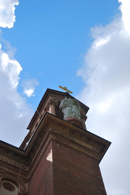 Blick in den blauen himmel und kirche