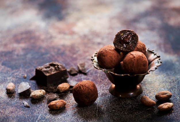 Bliss balls bonbons au chocolat truffes, chocolat et fèves de cacao