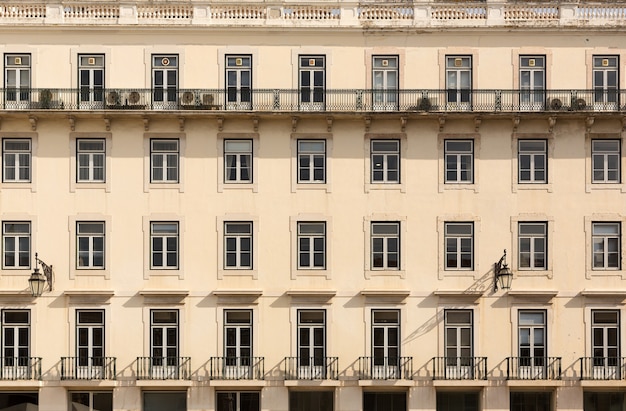 Photo bloc d'appartements européen rétro avec balcons, portugal