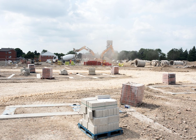 Bloc de béton pour la construction de murs souterrains livré sur chantier et placé à côté de la fondation de la maison à utiliser par les maçons