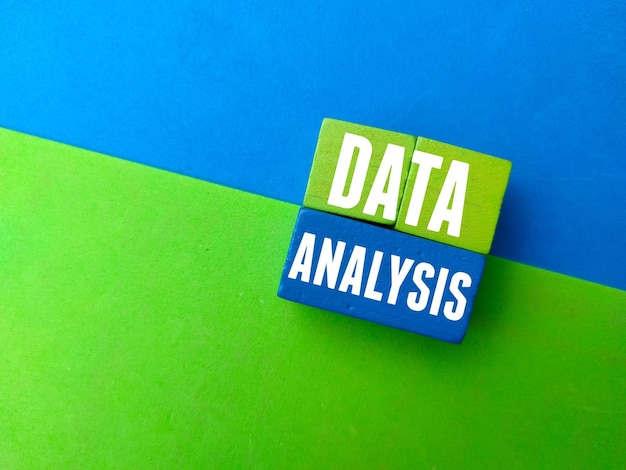 Bloc de bois coloré avec le mot DATA ANALYSIS