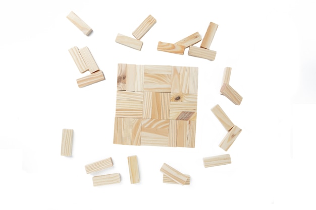 bloc de bois sur fond blanc