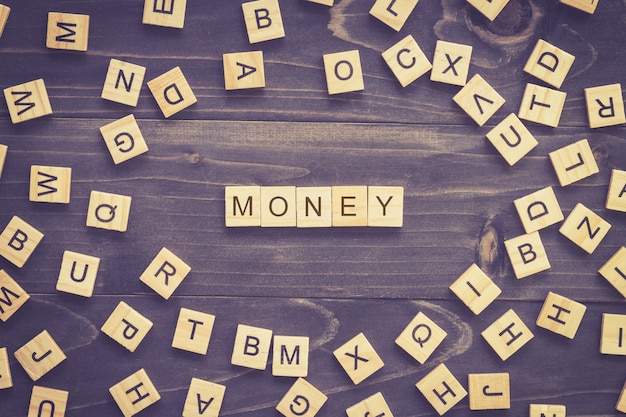 Photo bloc de bois mot argent sur table pour le concept d'affaires.
