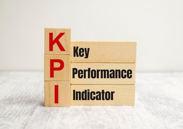 Bloc de cube en bois avec KPI KEY Performance et mot indicateur sur fond de table Concept d'entreprise