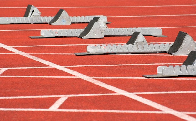Bloc de départ de piste en rangée sur le terrain de jeu