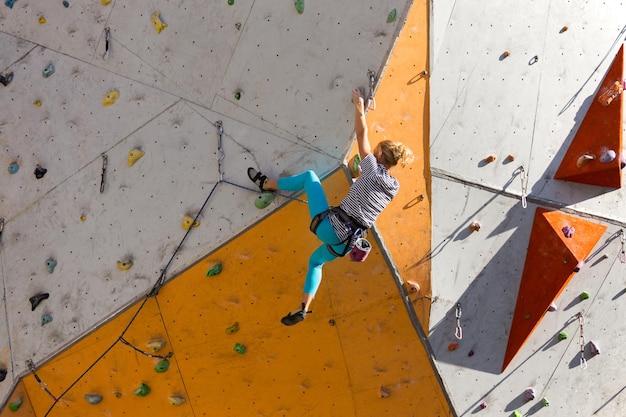 Bloc, fille grimpant au mur